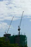 construção dentro a cidade em alta edifícios foto