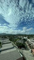 nuvens céu, montanha e cidade Visão foto