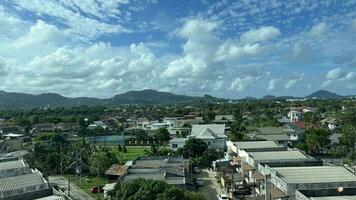 nuvens céu, montanha e cidade Visão foto