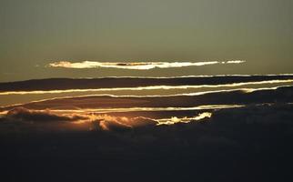 nuvens e céu durante o pôr do sol foto