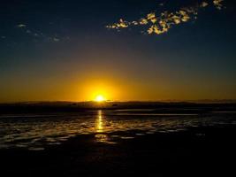 pôr do sol na praia. Point Chevalier Beach, Auckland, Nova Zelândia