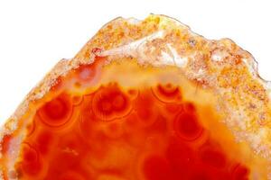 macro mineral ágata laranja em cristais no fundo branco foto