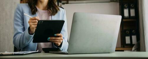 jovem adulto feliz sorridente estudante asiático latino-americano usando fones de ouvido falando na reunião de bate-papo on-line usando laptop no campus universitário ou no escritório virtual. estudante universitária aprendendo remotamente. foto