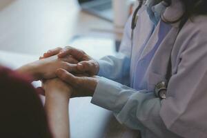 cortada tiro do uma fêmea enfermeira aguarde dela Senior pacientes mão. dando apoiar. médico ajudando velho paciente com Alzheimer doença. fêmea cuidador segurando mãos do Senior homem foto