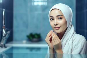 atraente frescor ásia mulher limpar \ limpo face fresco água com Cuidado Veja para espelho dentro banheiro casa conceito de ai gerado foto