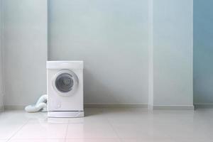 máquina de lavar branca na lavanderia foto