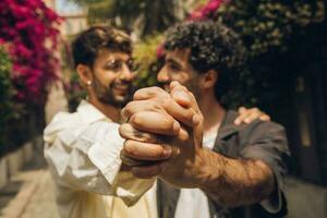 feliz gay casal se beijando dentro a parque. lgbt gay casal conceito. foto