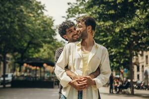 feliz gay casal se beijando dentro a parque. lgbt gay casal conceito. foto