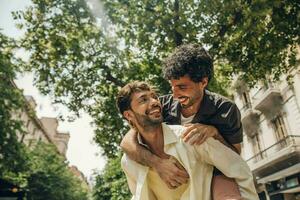 feliz gay casal se beijando dentro a parque. lgbt gay casal conceito. foto