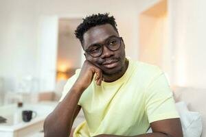 fechar acima perfil Visão do pensativo chateado africano americano homem Veja dentro distância pensando do pessoal problemas, pensativo triste birracial masculino sentir depressivo perdido dentro pensamentos ponderando, tendo dilema foto