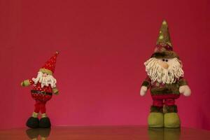 uma santa claus boneca com uma barba e chapéu foto