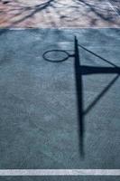 sombras da cesta de basquete de rua na quadra foto