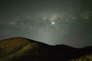 estrelado noite e montanhas foto