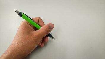 mão escrever em uma vidro de uma sentido gorjeta caneta isolado em branco fundo foto