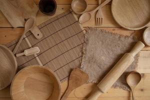 utensílios de cozinha de madeira sobre fundo de madeira de padrão natural