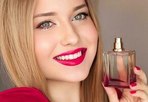 beleza produtos, perfume e cosméticos, face retrato do lindo mulher com perfume ou fragrância garrafa do floral odor para luxo Cosmético, glamour e moda foto