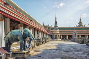Templo de Wat Arun em Banguecoque, Tailândia foto