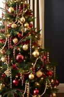 decorado Natal árvore com clássico enfeites e decorações, Inglês país casa e chalé estilo, alegre Natal e feliz feriados desejos, generativo ai foto