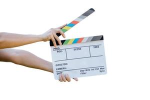 mão segurando a placa de cores de ardósia de filme para cinema e televisão em fundo branco foto