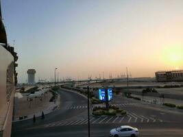 jedá, saudita Arábia, Junho 2023 - uma lindo Visão do a porta do Jeddah às pôr do sol a partir de a a Principal estrada do equilibrado dentro a cidade do jedá, saudita arábia. foto