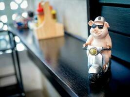 porco boneca dirigindo uma motocicleta foto