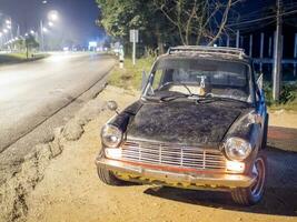 velho carro estacionado em a lado do a estrada foto