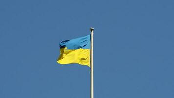 bandeira ucraniana da ucrânia sobre o céu azul foto