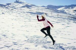 animado jovem mulher corrida em Nevado avião foto