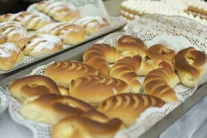 tortas para o chá. comida deliciosa. produto de farinha. pastelaria na mesa. foto