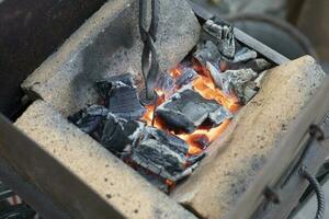 quente carvões. incandescente forno. metal Derretendo. foto