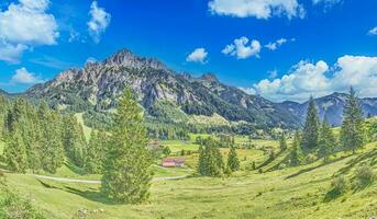 panorama sobre a montanha maciço mecânica flueh dentro a austríaco tannheimer tal a partir de a krinnenalpe foto