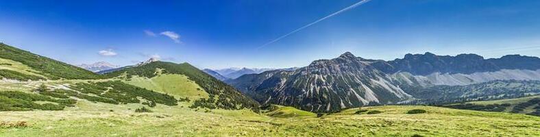 panorâmico Visão sobre a montanhas em a três lagos rota dentro a tannheimer valei n verão foto