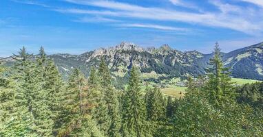 panorama sobre a montanha maciço mecânica flueh dentro a austríaco tannheimer tal a partir de a krinnenalpe foto