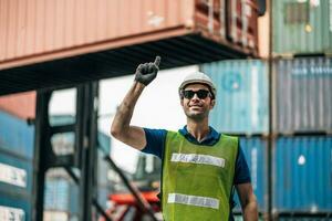 retrato do sorridente profissional pesado indústria engenheiro trabalhador vestindo segurança uniforme e Difícil chapéu. dentro a fundo recipiente industrial fábrica envio foto