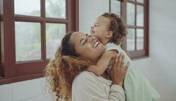 feliz família amor, mãe e dela filha, dela filha jogando e abraçando. foto