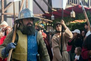 a medieval mercado do Óbidos, Portugal é a evento do histórico animação o preenchimento isto com cor, música, cheiros e período fantasias do a meio idades foto