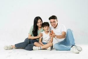 uma família posando em uma branco fundo foto