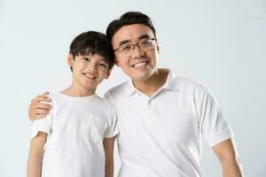 pai e filho imagem em uma branco fundo foto