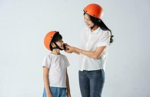 mãe e filho vestindo capacetes e equitação motos foto