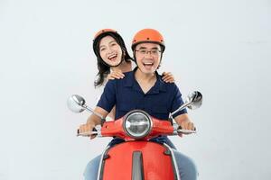 uma casal vestindo capacetes e equitação uma moto foto
