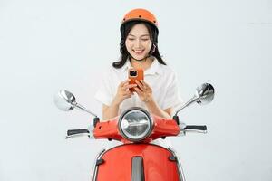 uma mulher vestindo uma capacete e dirigindo uma motocicleta foto