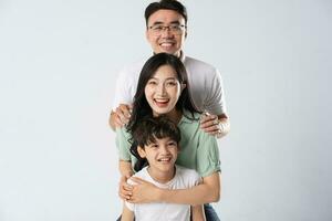 uma família em uma branco fundo foto