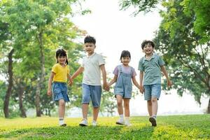 grupo imagem do ásia crianças tendo Diversão dentro a parque foto