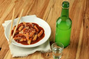 tteokbokki com coreano soju foto