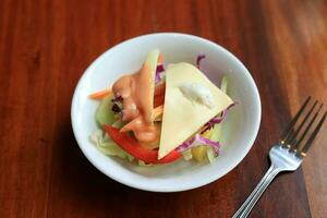 vegetal queijo salada com maionese vestir molho foto