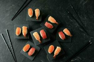 Sushi do salmão, atum Sushi, e camarão nigiri arroz. foto