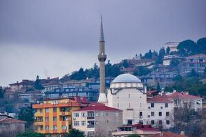 a cúpula do uma mesquita e urbano cidade escapar dentro Istambul foto