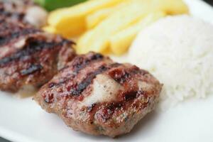 Churrasquinho, tradicional turco carne Comida com salada em uma prato . foto