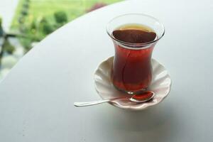 tradicional turco chá em branco mesa . foto