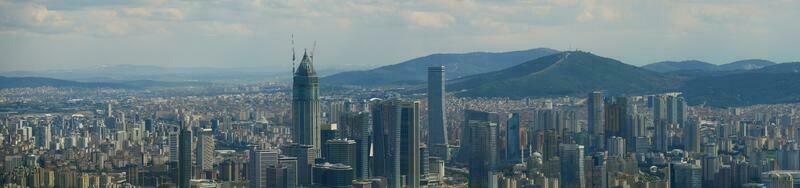 panorama do Istambul financeiro e residencial edifícios às manhã foto